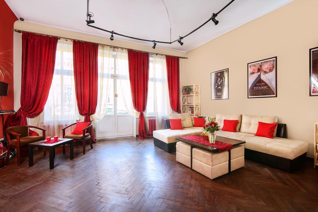 Hollywood Home Hostel Lviv Luaran gambar